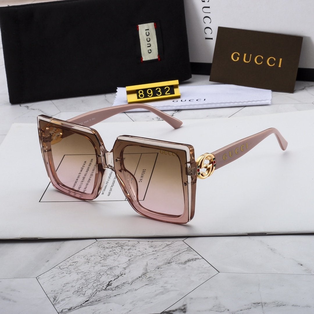 Quadratische Sonnenbrille mit 4 farbigen Buchstaben und Vollrahmen