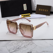 Quadratische Sonnenbrille mit 4 farbigen Buchstaben und Vollrahmen