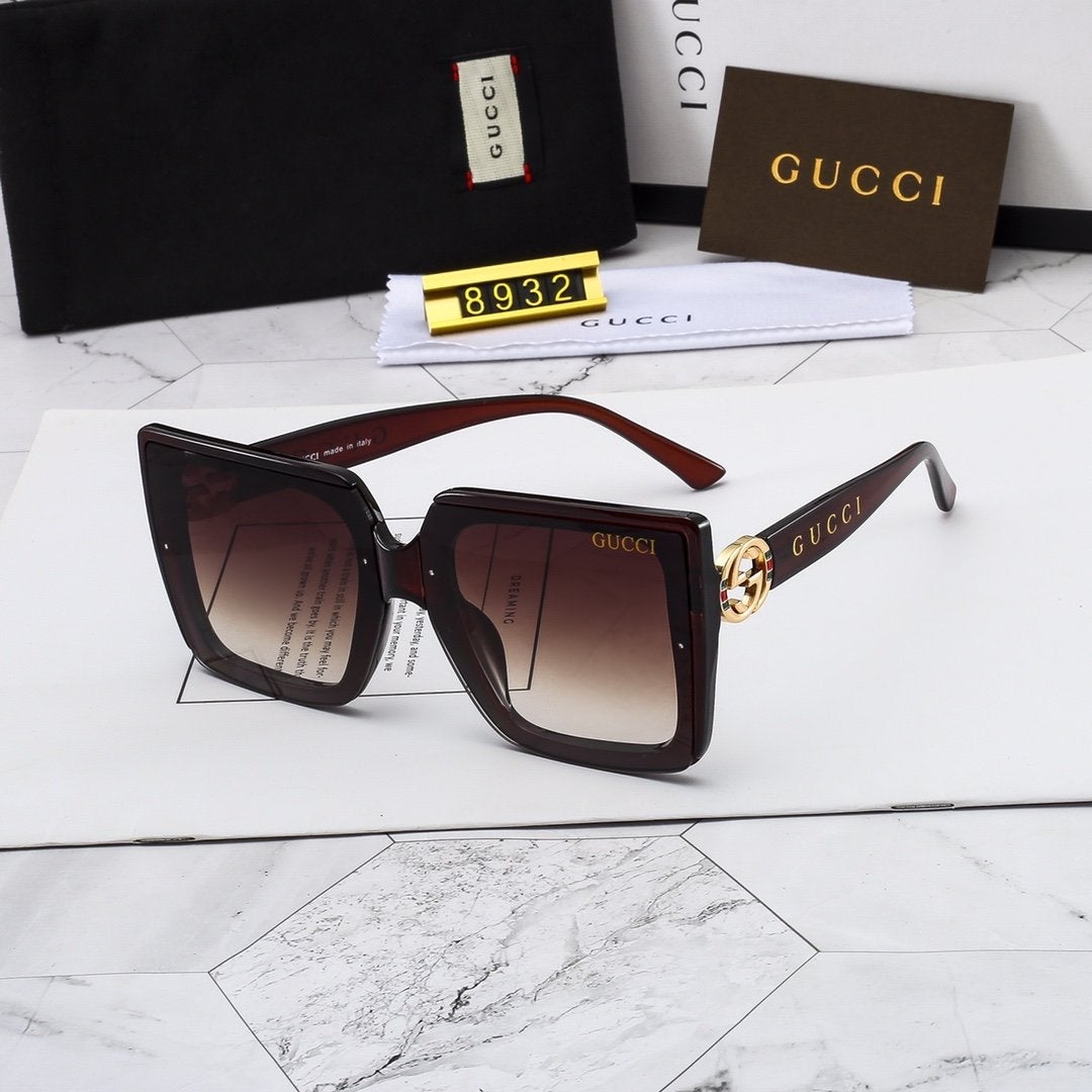 Quadratische Sonnenbrille mit 4 farbigen Buchstaben und Vollrahmen
