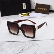 Quadratische Sonnenbrille mit 4 farbigen Buchstaben und Vollrahmen