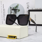 Quadratische Sonnenbrille mit 4 farbigen Buchstaben und Vollrahmen