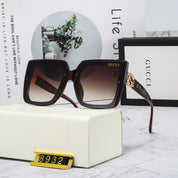 Quadratische Sonnenbrille mit 4 farbigen Buchstaben und Vollrahmen