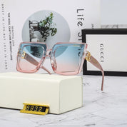 Quadratische Sonnenbrille mit 4 farbigen Buchstaben und Vollrahmen