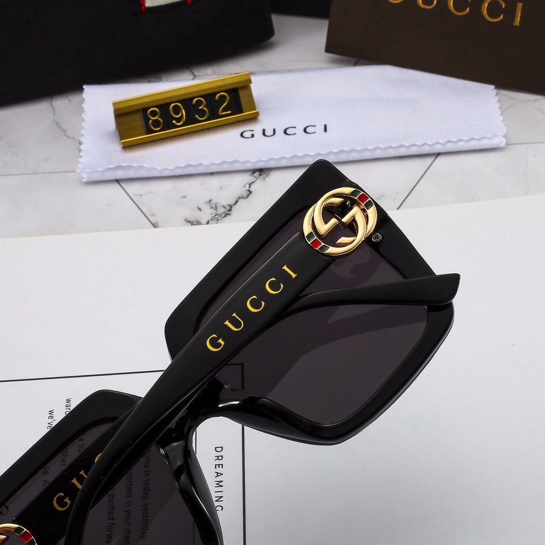 Quadratische Sonnenbrille mit 4 farbigen Buchstaben und Vollrahmen