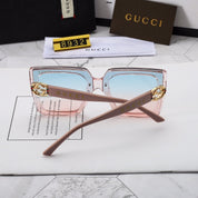Quadratische Sonnenbrille mit 4 farbigen Buchstaben und Vollrahmen