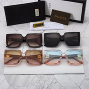 Quadratische Sonnenbrille mit 4 farbigen Buchstaben und Vollrahmen