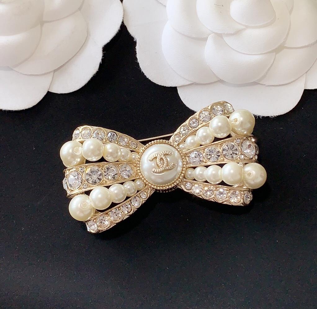 Elegante Perlen-Strass-Schleifenbrosche
