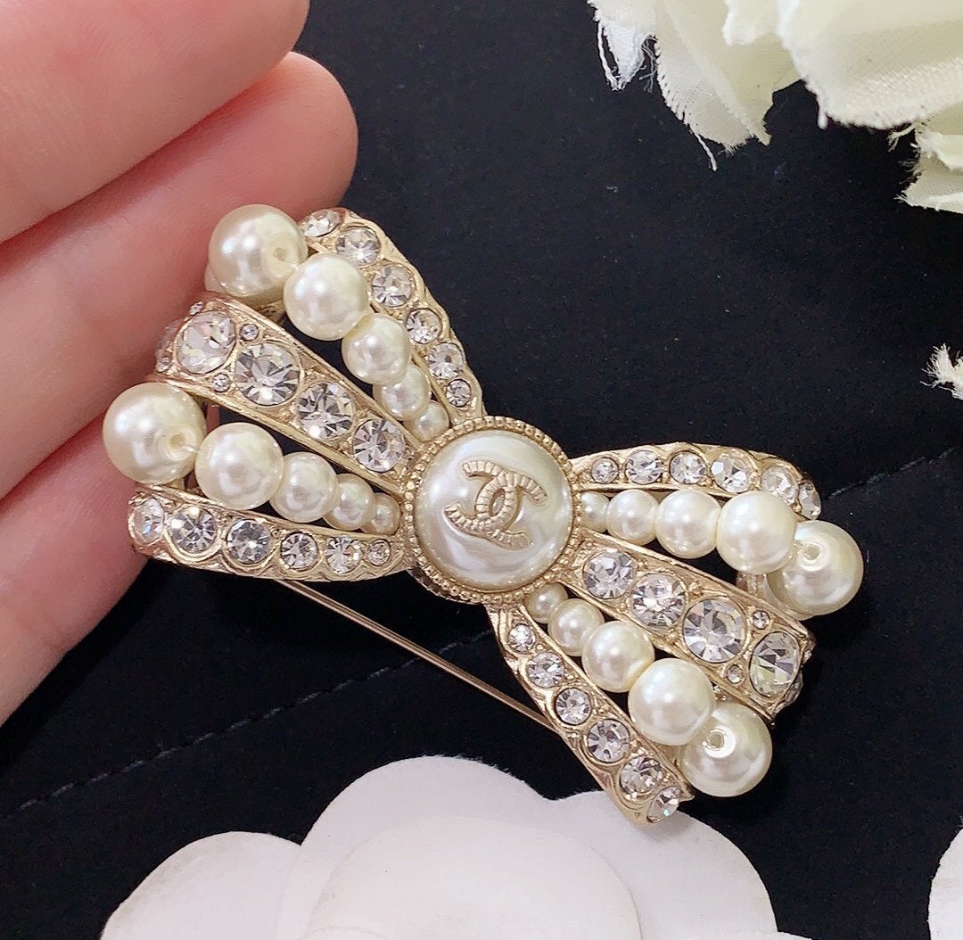 Elegante Perlen-Strass-Schleifenbrosche