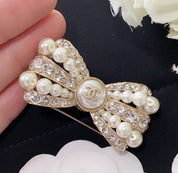 Elegante Perlen-Strass-Schleifenbrosche