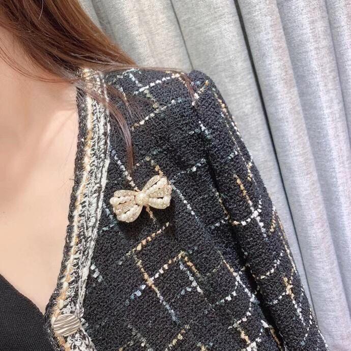 Elegante Perlen-Strass-Schleifenbrosche