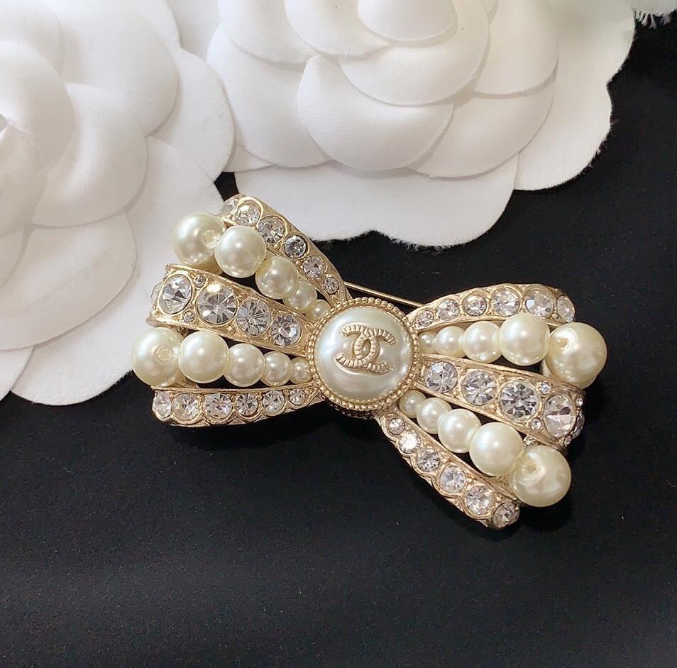 Elegante Perlen-Strass-Schleifenbrosche