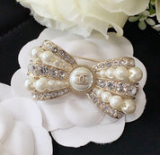 Elegante Perlen-Strass-Schleifenbrosche