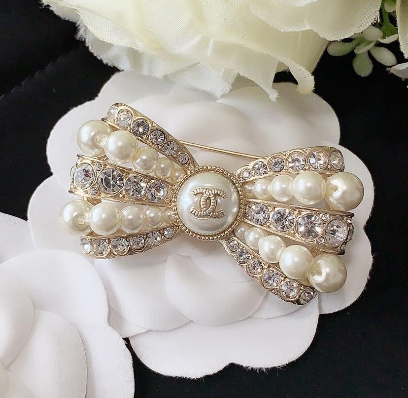Elegante Perlen-Strass-Schleifenbrosche