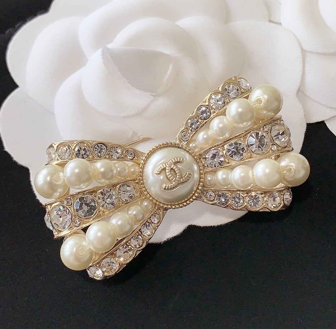 Elegante Perlen-Strass-Schleifenbrosche