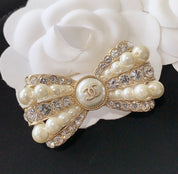 Elegante Perlen-Strass-Schleifenbrosche