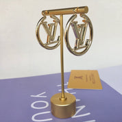 Modische Ohrringe mit Buchstaben-Motiv