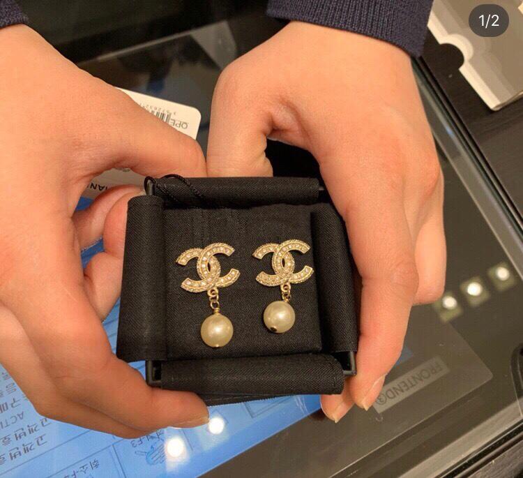 Luxuriöse Ohrringe mit Doppel-C-Perlenanhänger und Strass