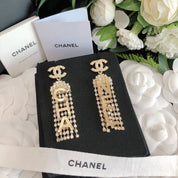 Luxuriöse Ohrringe mit Buchstabenquaste und Strass