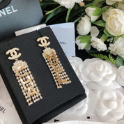 Luxuriöse Ohrringe mit Buchstabenquaste und Strass