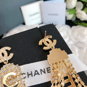 Luxuriöse Ohrringe mit Buchstabenquaste und Strass