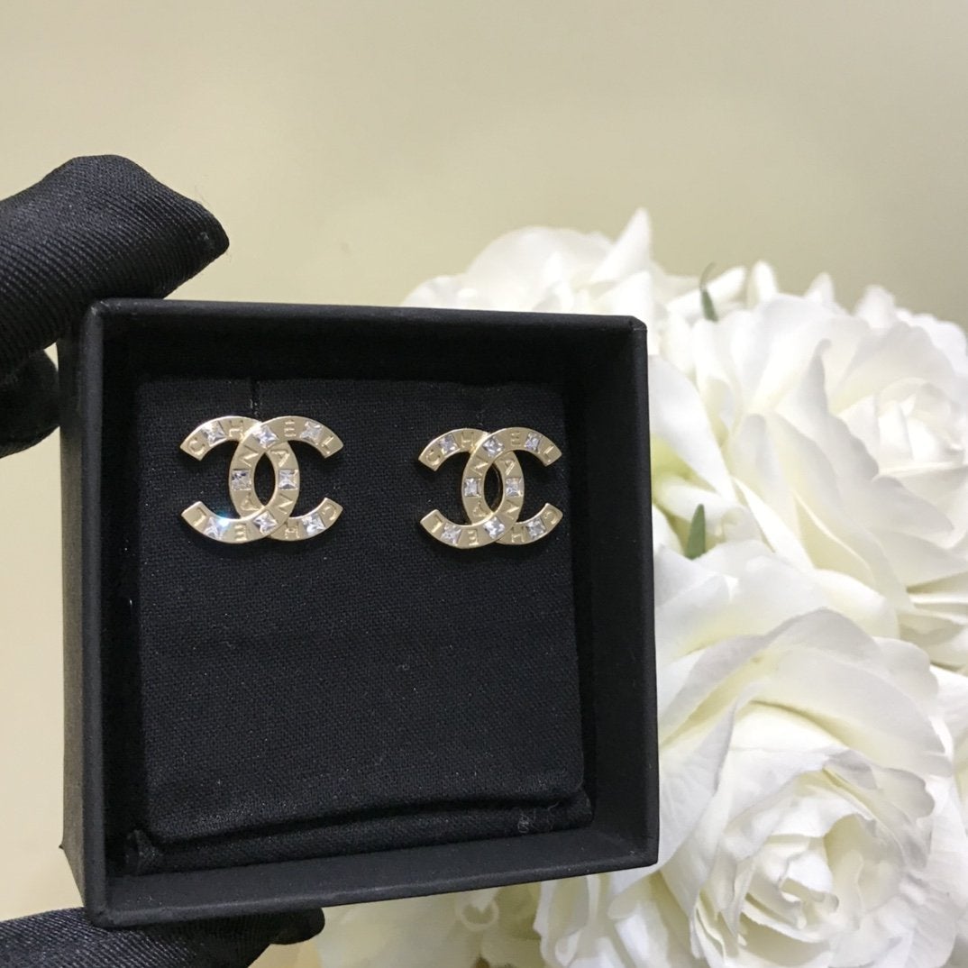 Buchstaben-Ohrringe mit Swarovski-Kristallen