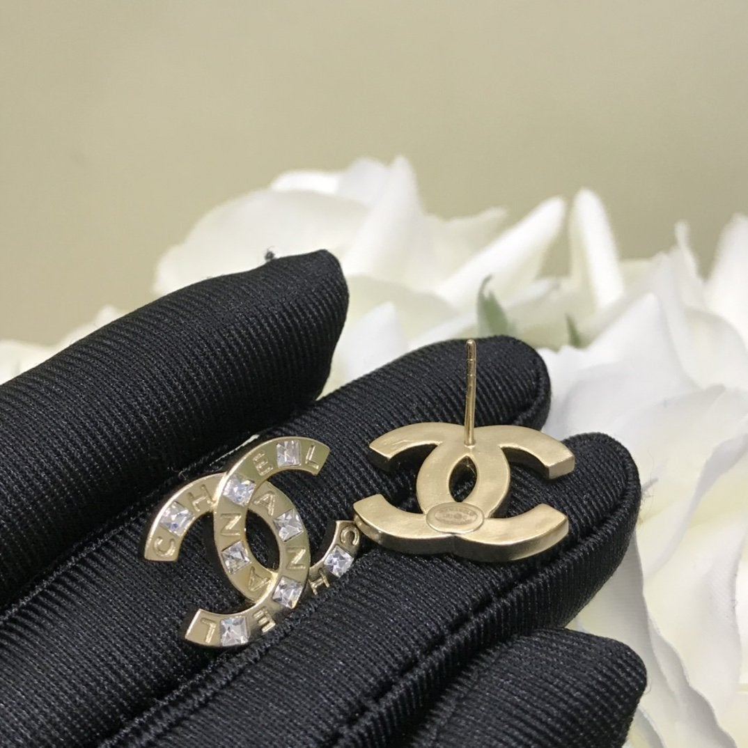 Buchstaben-Ohrringe mit Swarovski-Kristallen