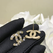 Buchstaben-Ohrringe mit Swarovski-Kristallen
