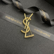 Luxuriöse traditionelle Buchstabenbrosche