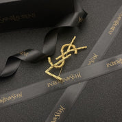 Luxuriöse traditionelle Buchstabenbrosche