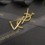 Luxuriöse traditionelle Buchstabenbrosche