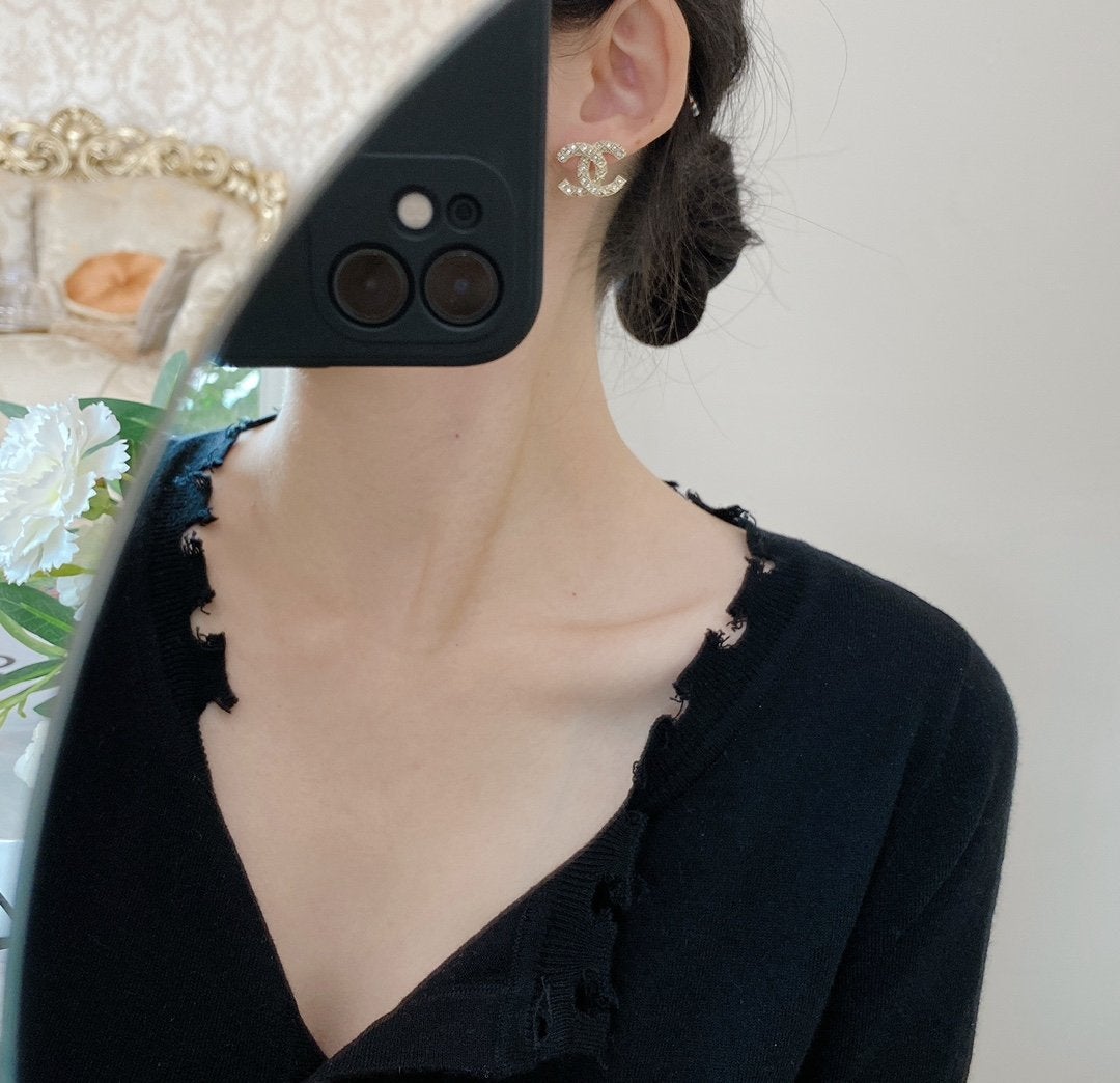 Modische Ohrringe mit eingelegtem Strass in Rautenform