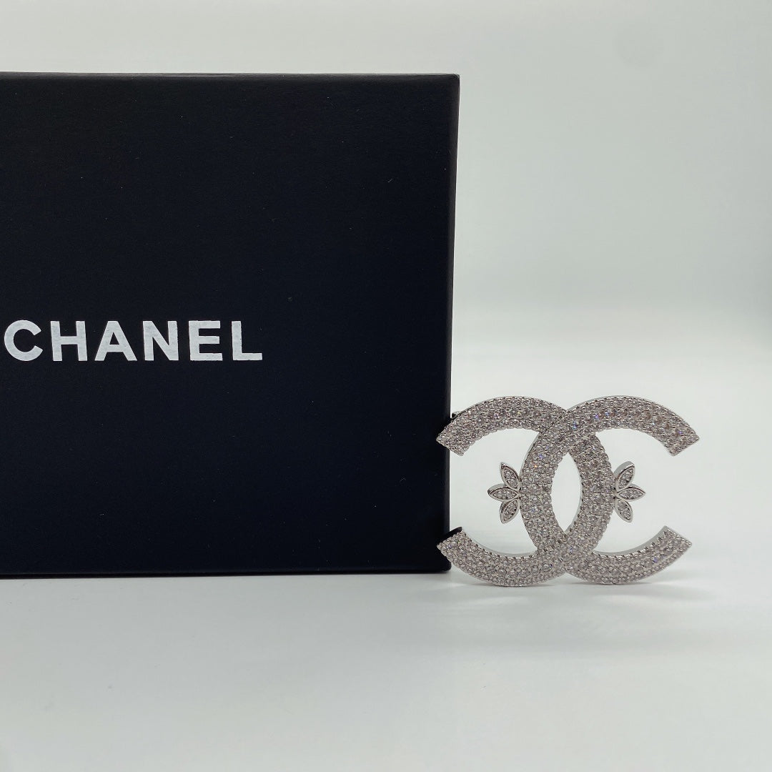 Modische Kleeblatt-Brosche mit Doppel-C-Diamanten