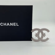 Modische Kleeblatt-Brosche mit Doppel-C-Diamanten