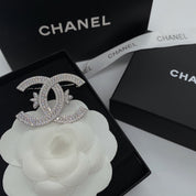 Modische Kleeblatt-Brosche mit Doppel-C-Diamanten