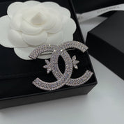 Modische Kleeblatt-Brosche mit Doppel-C-Diamanten