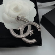 Modische Kleeblatt-Brosche mit Doppel-C-Diamanten