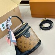 Modische Handtasche aus bedrucktem Leder mit buntem Riemen und Umhängetasche