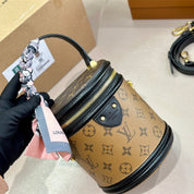 Modische Handtasche aus bedrucktem Leder mit buntem Riemen und Umhängetasche