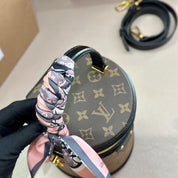 Modische Handtasche aus bedrucktem Leder mit buntem Riemen und Umhängetasche