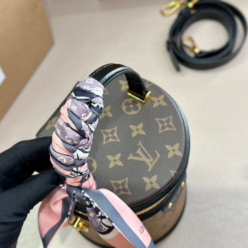 Modische Handtasche aus bedrucktem Leder mit buntem Riemen und Umhängetasche