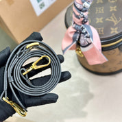Modische Handtasche aus bedrucktem Leder mit buntem Riemen und Umhängetasche