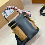 Modische Handtasche aus bedrucktem Leder mit buntem Riemen und Umhängetasche