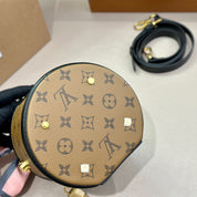 Modische Handtasche aus bedrucktem Leder mit buntem Riemen und Umhängetasche