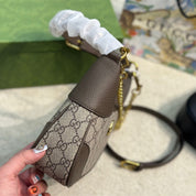 Stilvolle Schultertasche aus Leder mit Doppel G