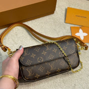 Luxuriöse, klassische Clamshell-Ledertasche mit Aufdruck