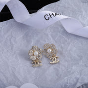 Klassische Doppel-C-Blumenperlen-Strass-Ohrringe