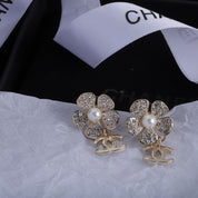 Klassische Doppel-C-Blumenperlen-Strass-Ohrringe
