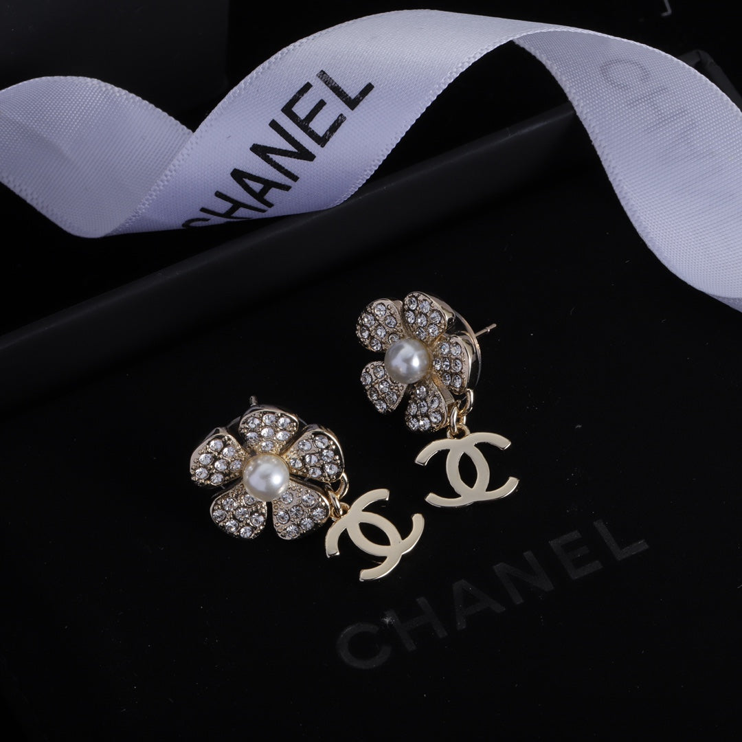 Klassische Doppel-C-Blumenperlen-Strass-Ohrringe