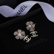 Klassische Doppel-C-Blumenperlen-Strass-Ohrringe