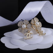 Klassische Doppel-C-Blumenperlen-Strass-Ohrringe